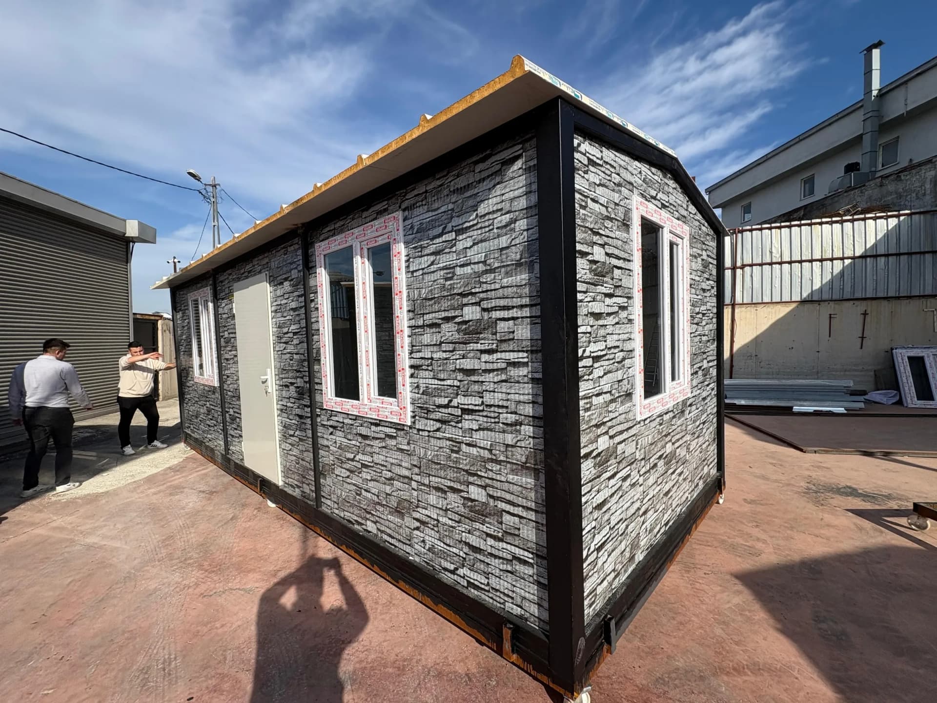 21m2 konteyner ev gri taş desen dış cephe tek odalı modern konteyner yapı