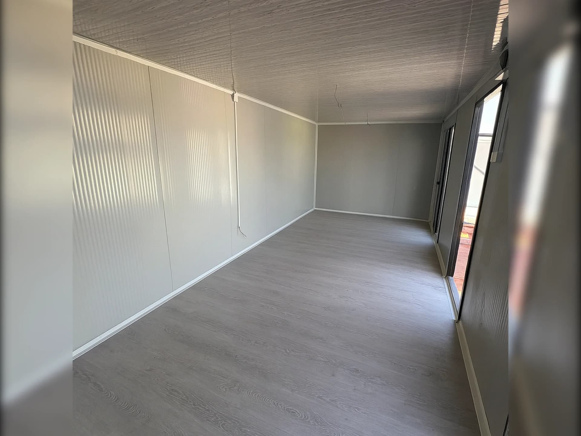 konteyner ofis iç uzun koridor ve açık alan