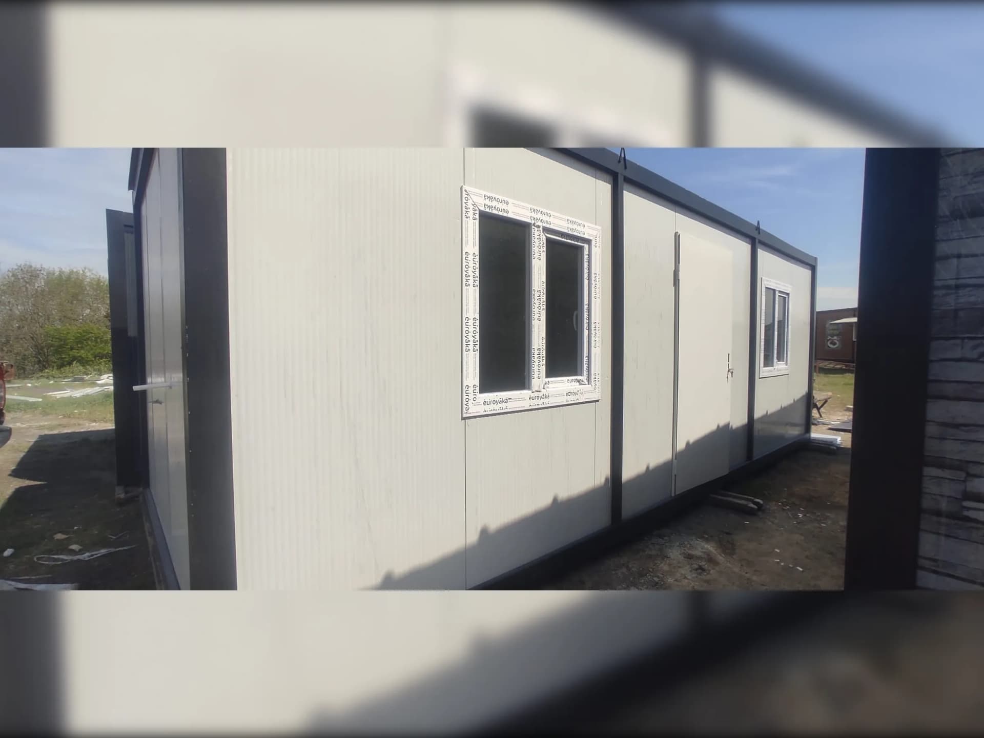 beyaz konteyner ofis dış cephe modern tasarım