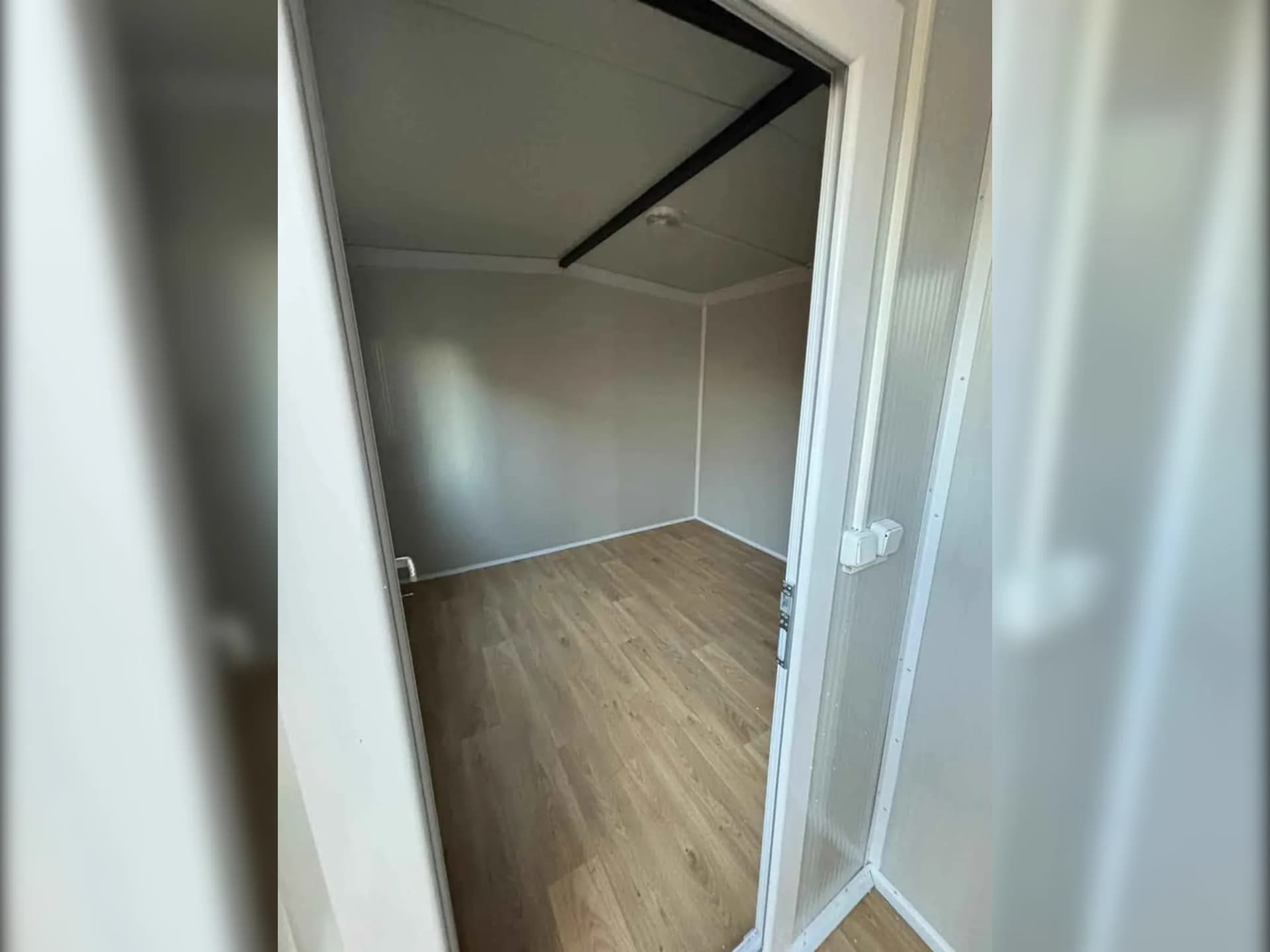 konteyner ev iç oda modern tasarım laminat zemin