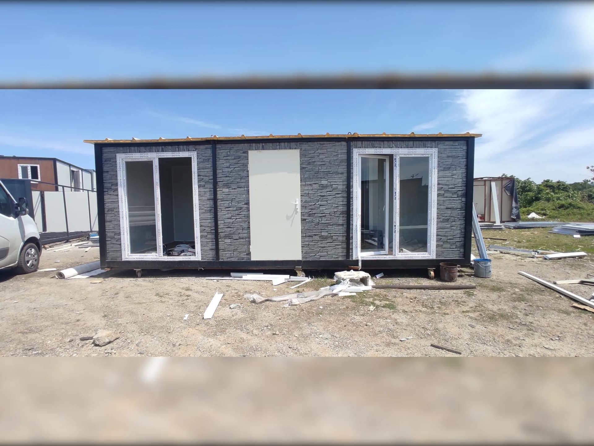 21m2 konteyner ev gri taş desen dış cephe çift fransız kapılı modern konteyner yapı
