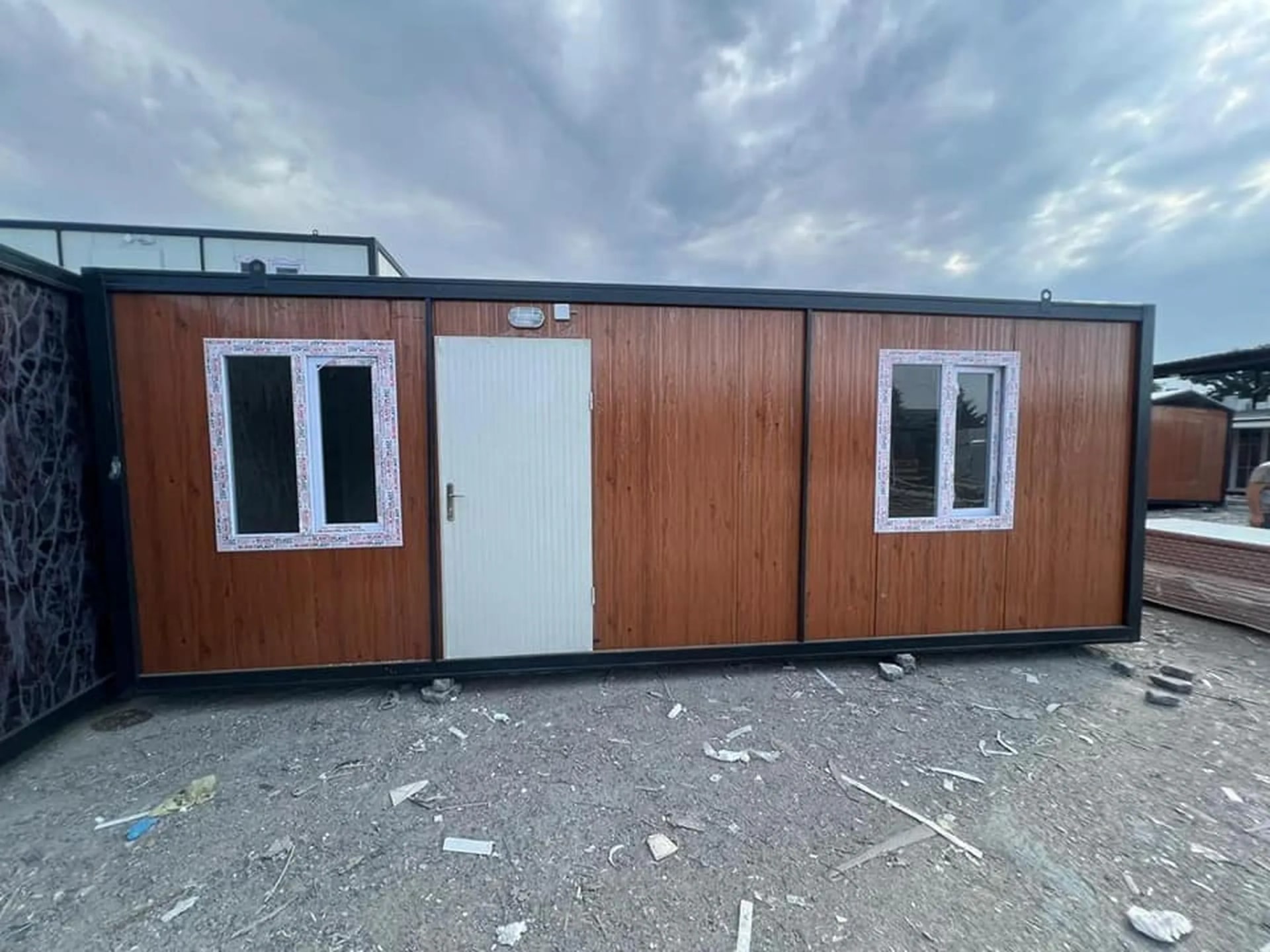 21 m2 şantiye konteyneri düz çatı açık ahşap desen dış görünüm