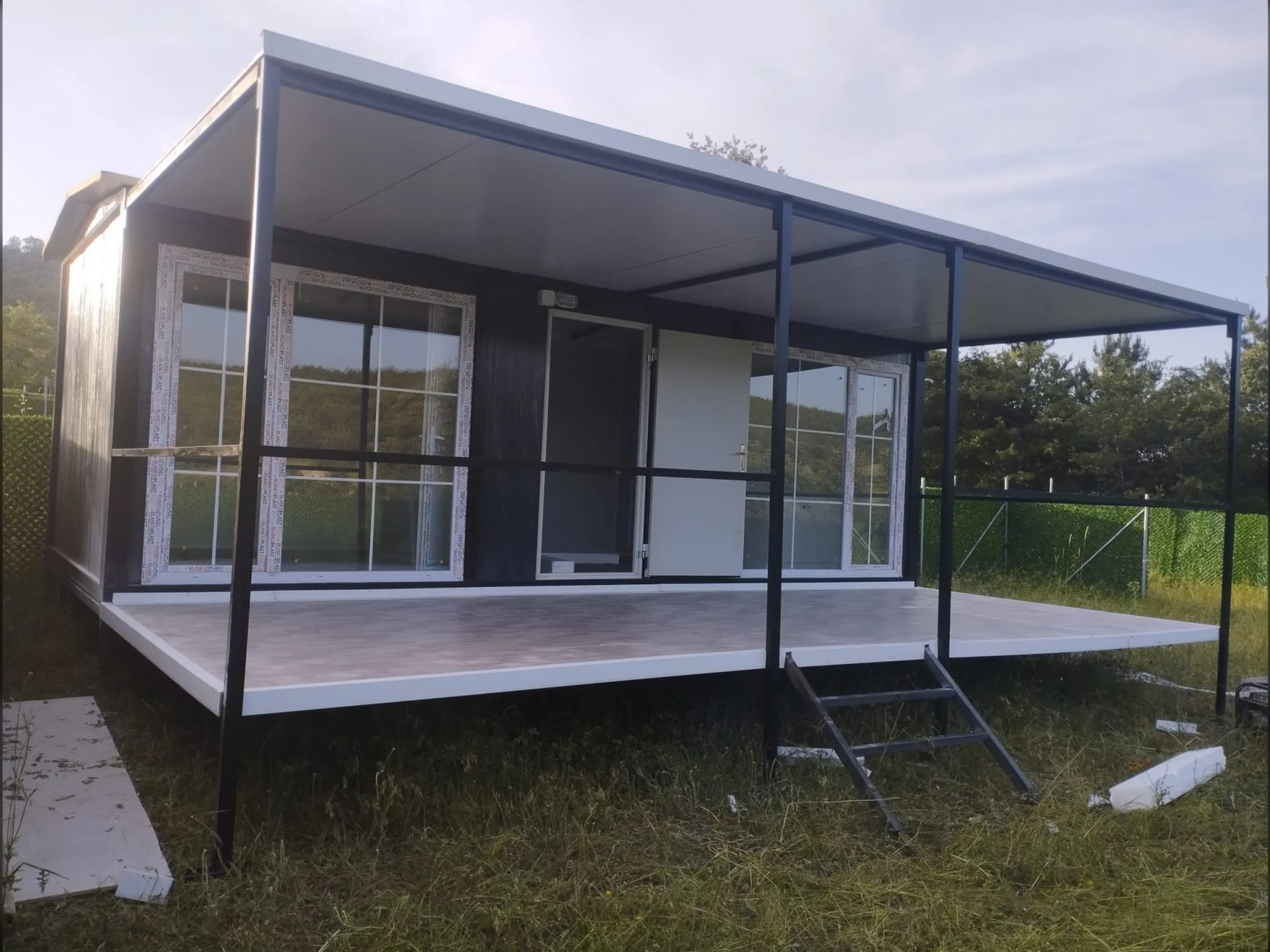 21 m2 konteyner ev 18 m2 veranda gri taş kaplama kapak görseli