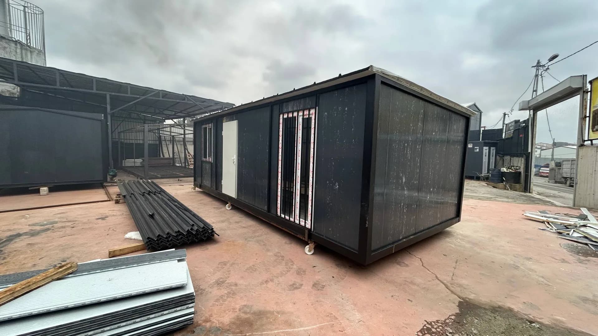 3.5x8m 28m² Tek Eğim Çatılı Antrasit Gri 1+1 Konteyner Ev · Beykoz