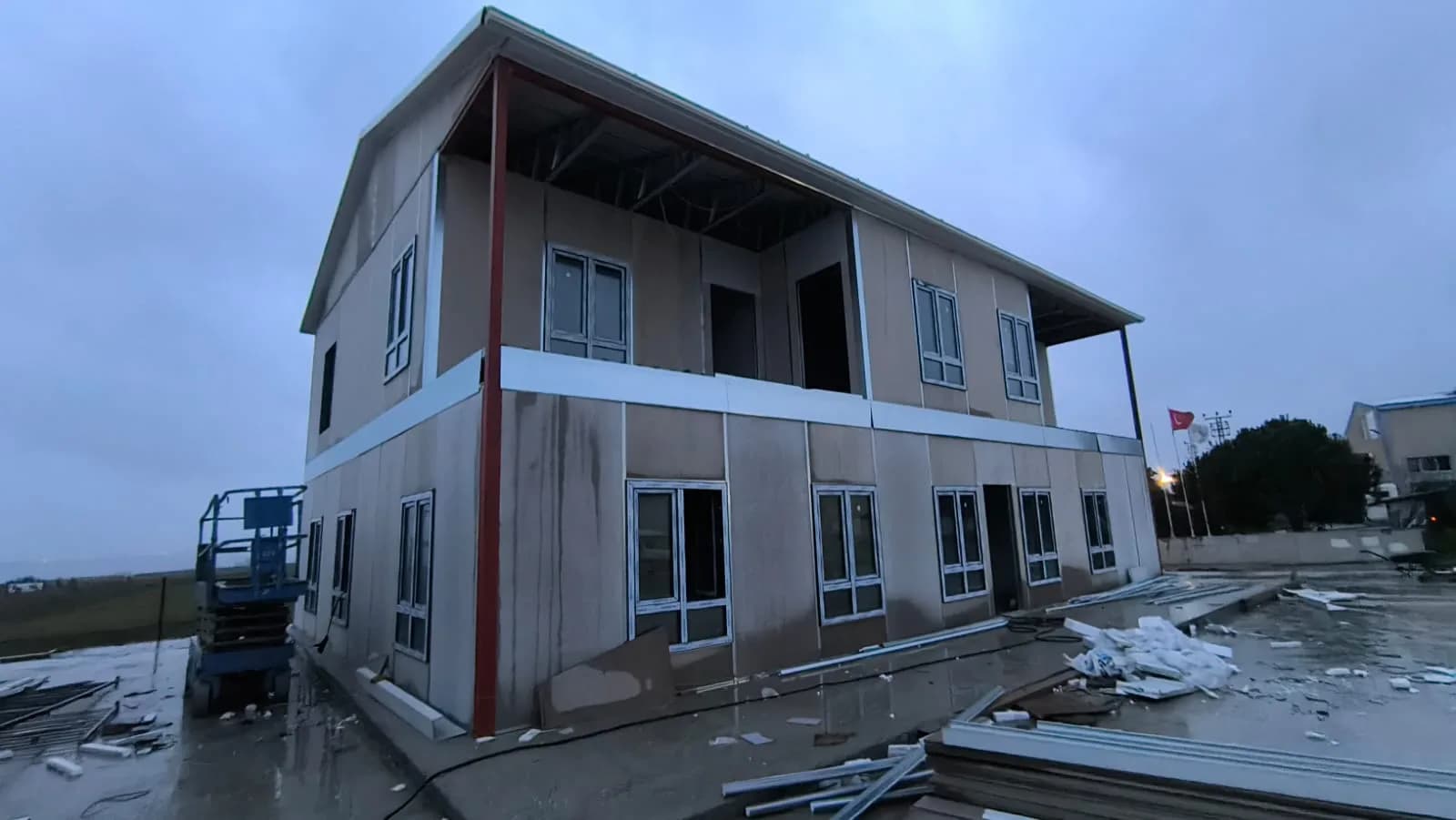 316m² Yön Yapı Silivri Çift Balkonlu Prefabrik Ofis Projesi görsel 2