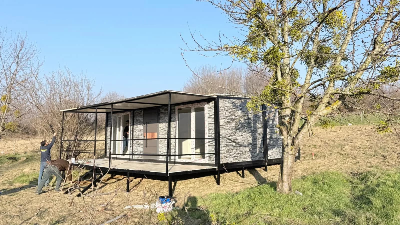 42m² Ev + 14m² Verandalı 56m² Gri Taş Desenli Konteyner Ev · Bilecik Pazaryeri