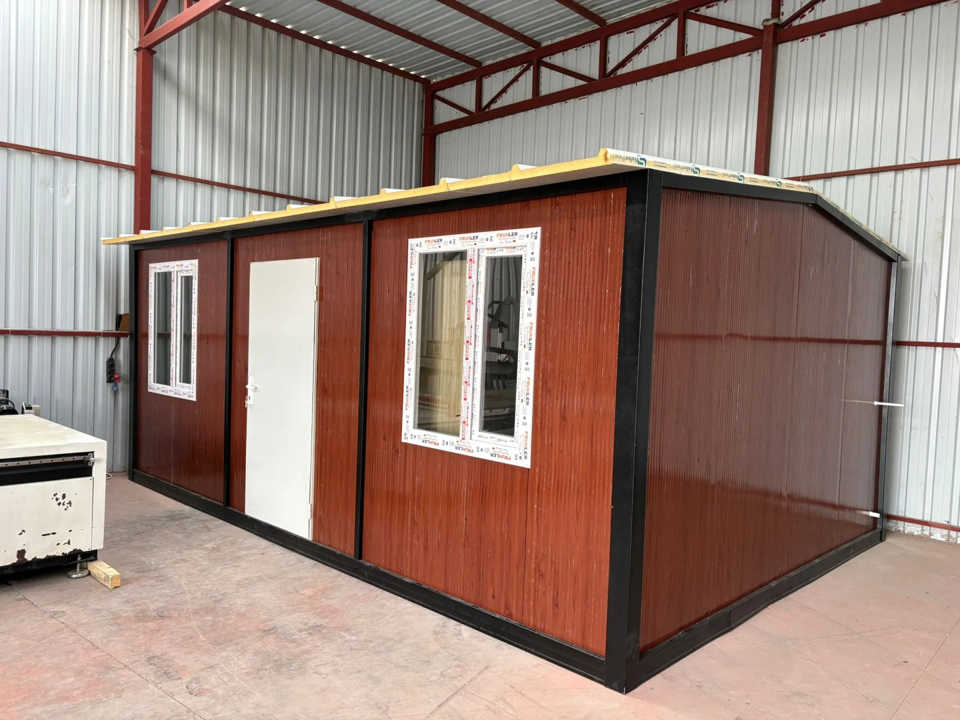 6x4 24m2 konteyner ofis koyu ahşap kaplama beşik çatı dış görünüm